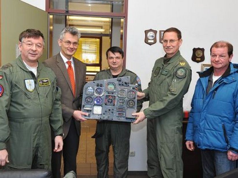 Brigadegeneral Burkhard Pototzky (2.v.r.) vom NATO E-3A-Verband in Geilenkirchen übergibt ein Instrumentenbrett an Kurator Dr.-Ing. Ludwig Dorn (2.v.l.).