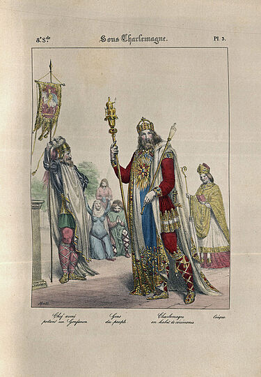 Farbiges historisches Druckblatt: Karl der Große in zeremonieller Krönungsrobe mit Zepter und reich besticktem Mantel, links ein Fahnenhüter in Rüstung, im Hintergrund kniende Personen und rechts ein Bischof in liturgischem Gewand; Titel oben "Sous Charlemagne".