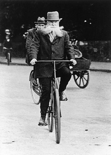 Alte Fotografie zeigt einen Mann auf einem Luftreifen-Fahrrad Victoria „Fire Fly”.