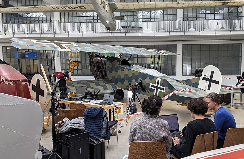 Foto: Röntgenfluoreszenzanalyse an der Fokker D.VII in der Flugwerft Schleißheim im Oktober 2024.