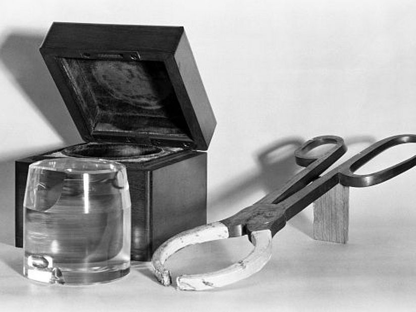 Kilogramm-Prototyp aus Bergkristall mit zugehöriger Kiste und Greifzange.