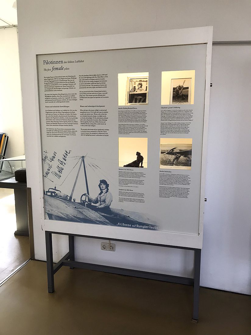 Pilotinnen-Vitrine in der Flugwerft Schleißheim.