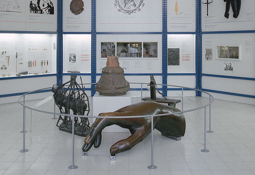 Blick in die Ausstellung Metalle mit dem Nachguss der rechten Hand der Bavaria.