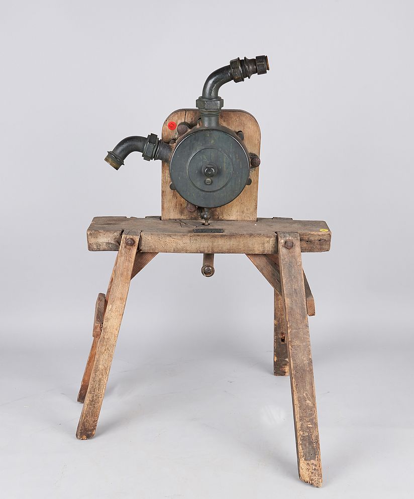 Eine Holzkonstruktion auf der eine Pumpe angebracht ist.