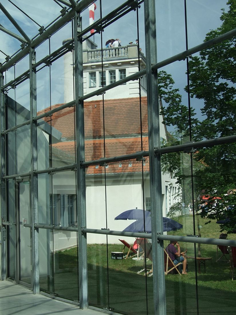 Spiegelung in der Glasfassade der Flugwerft.