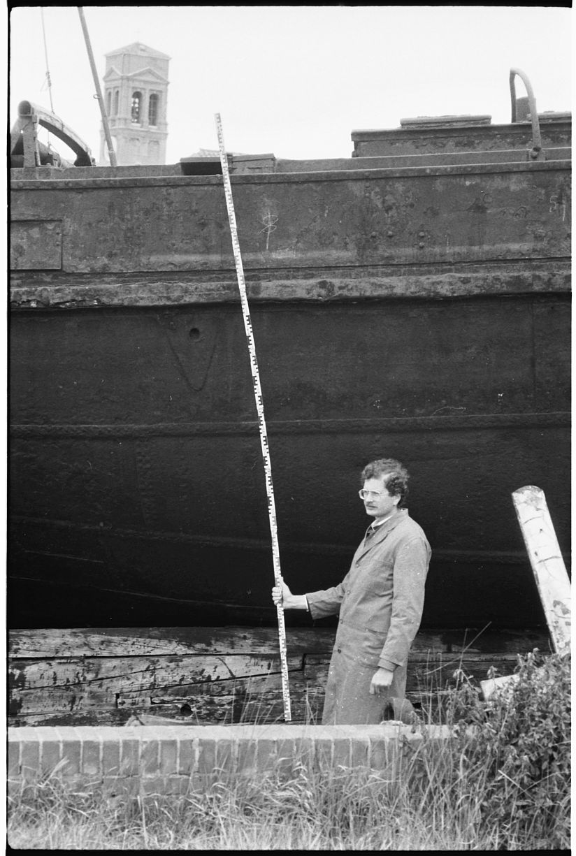Ein Dampfschlepper wird von Gerhard Filchner mit einem Zollstock ausgemessen in Venedig. 