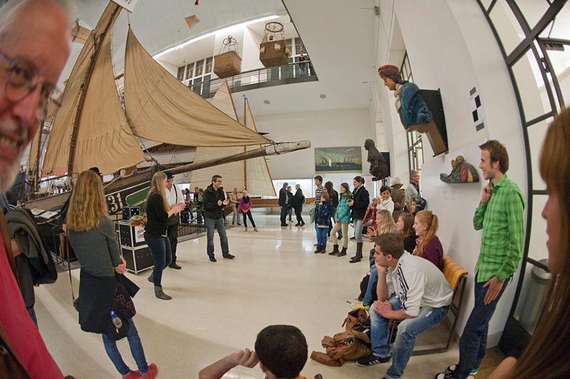 Blick in die Ausstellung Schifffahrt mit Museumsbesucher*innen.