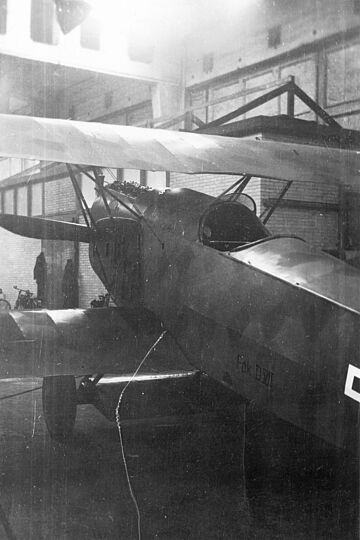 Foto: Die Fokker D.VII des Deutschen Museums vermutlich im Juni/Juli 1940 in einer von Fokker NL genutzten Werkhalle in Amsterdam.