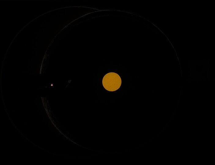 Foto: Laterna magica-Scheibe, Chromatrop, um 1910: Exzentrische Bahn eines Kometen (Halley). Deutsches Museum, Inv.-Nr. 61580T10.