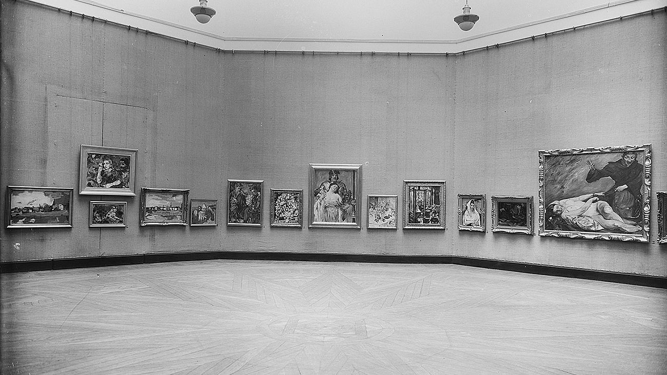 Foto: Jubiläumsausstellung des Sächsischen Kunstvereins 1929: Rechts im Bild das Gemälde "Joseph und Potiphars Weib" von Lovis Corinth aus der Sammlung von Sigmund Waldes.