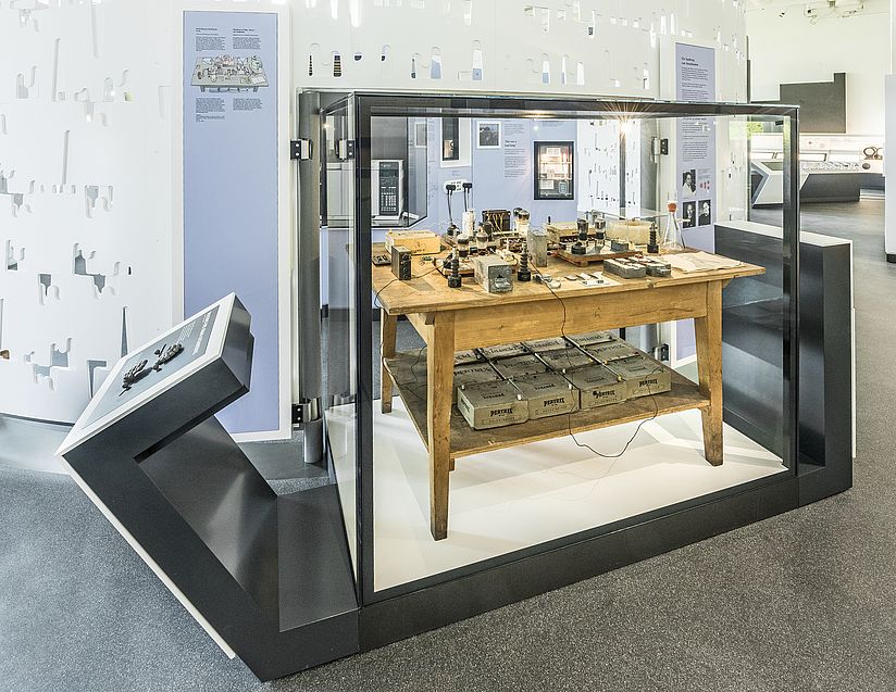 Der Kernspaltungstisch in einer großen Vitine in der Chemieausstellung.