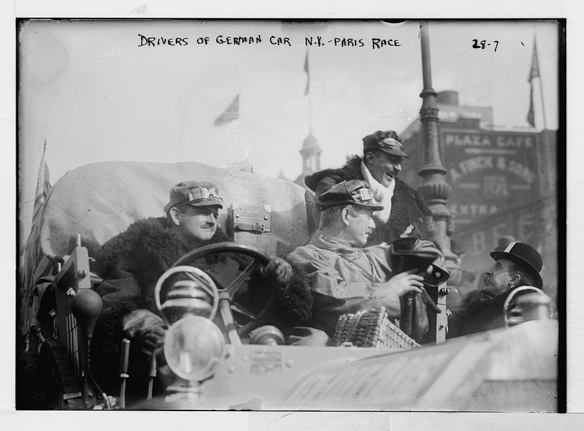 Alte Fotografie zeigt die deutschen Fahrer in New York.