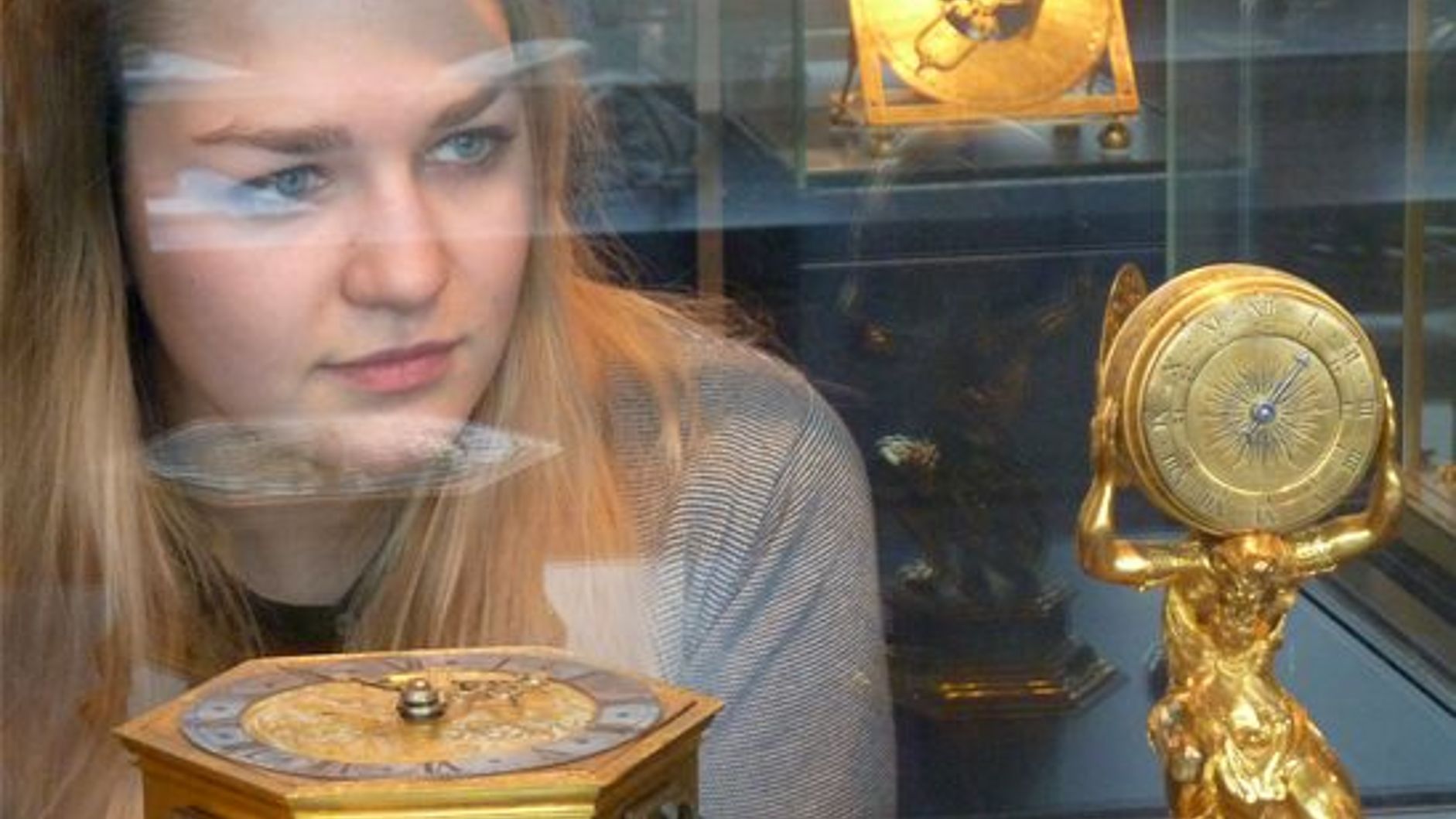 Hannah Fröhler vor der Vitrine der Figurenuhr.