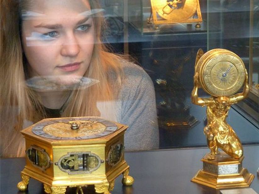 Hannah Fröhler vor der Vitrine der Figurenuhr.