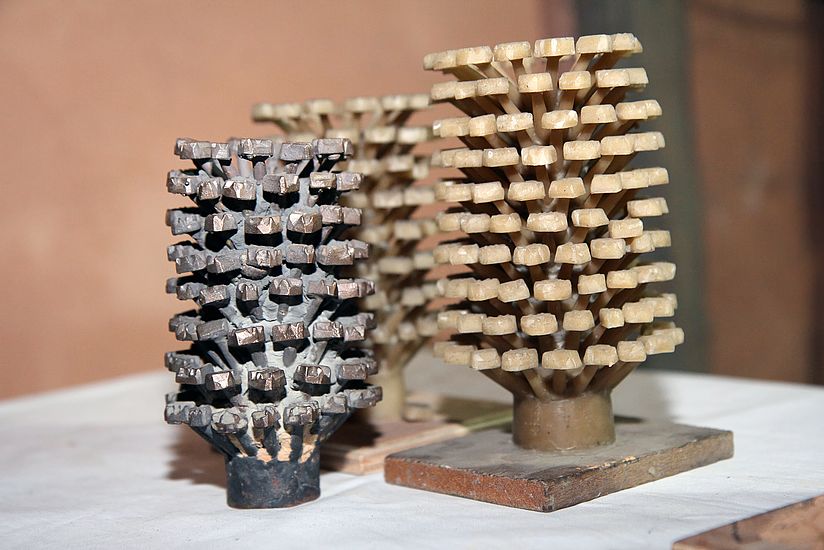 Drei baumähnliche Konstrukte mit Jikji-Drucktypen aus Wachs.