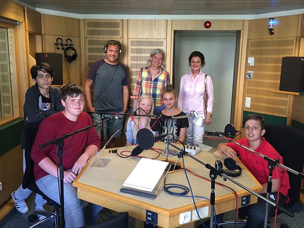 SchülerInnen im Studio des Bayerischen Rundfunks.