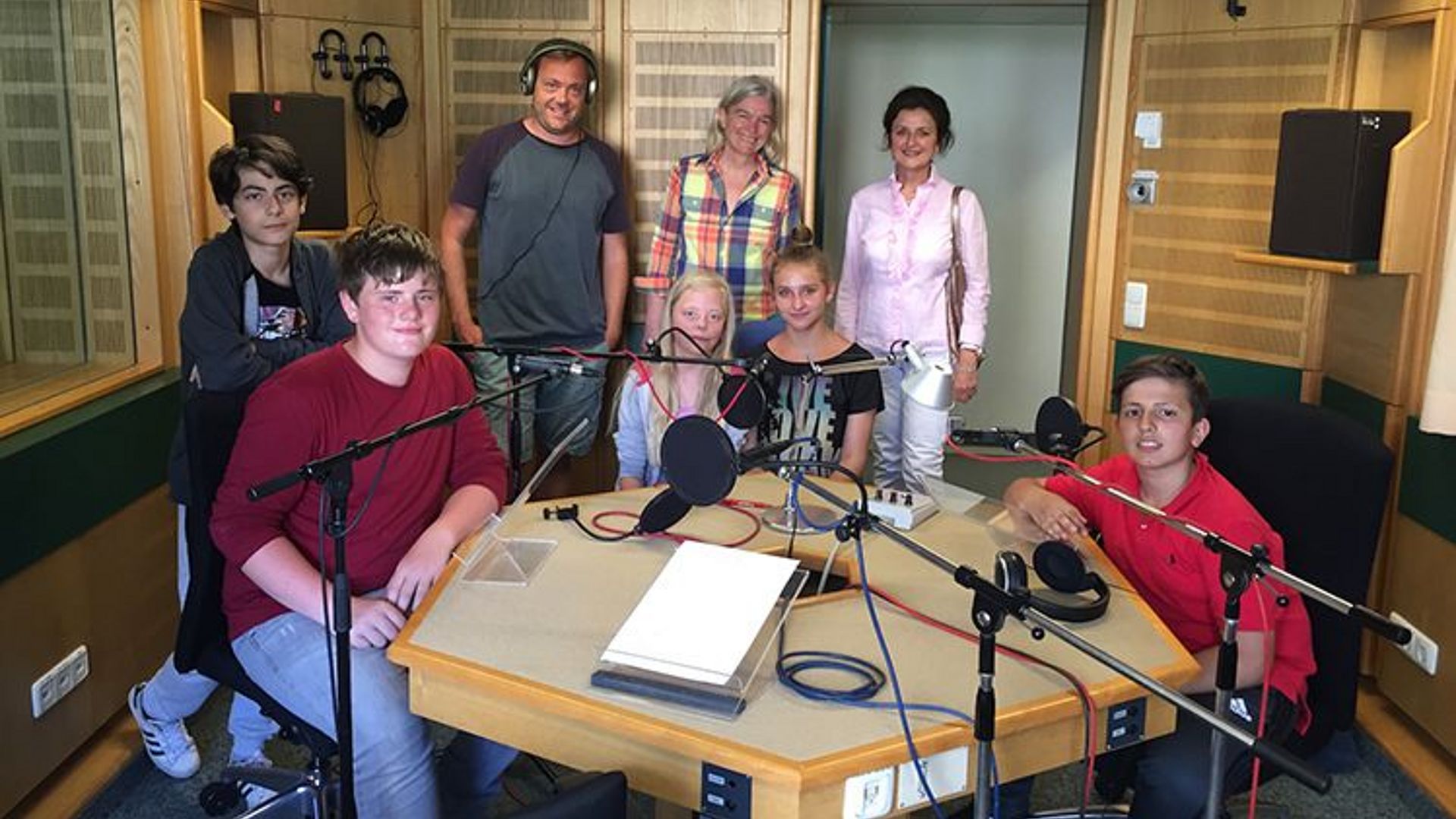 SchülerInnen im Studio des Bayerischen Rundfunks.
