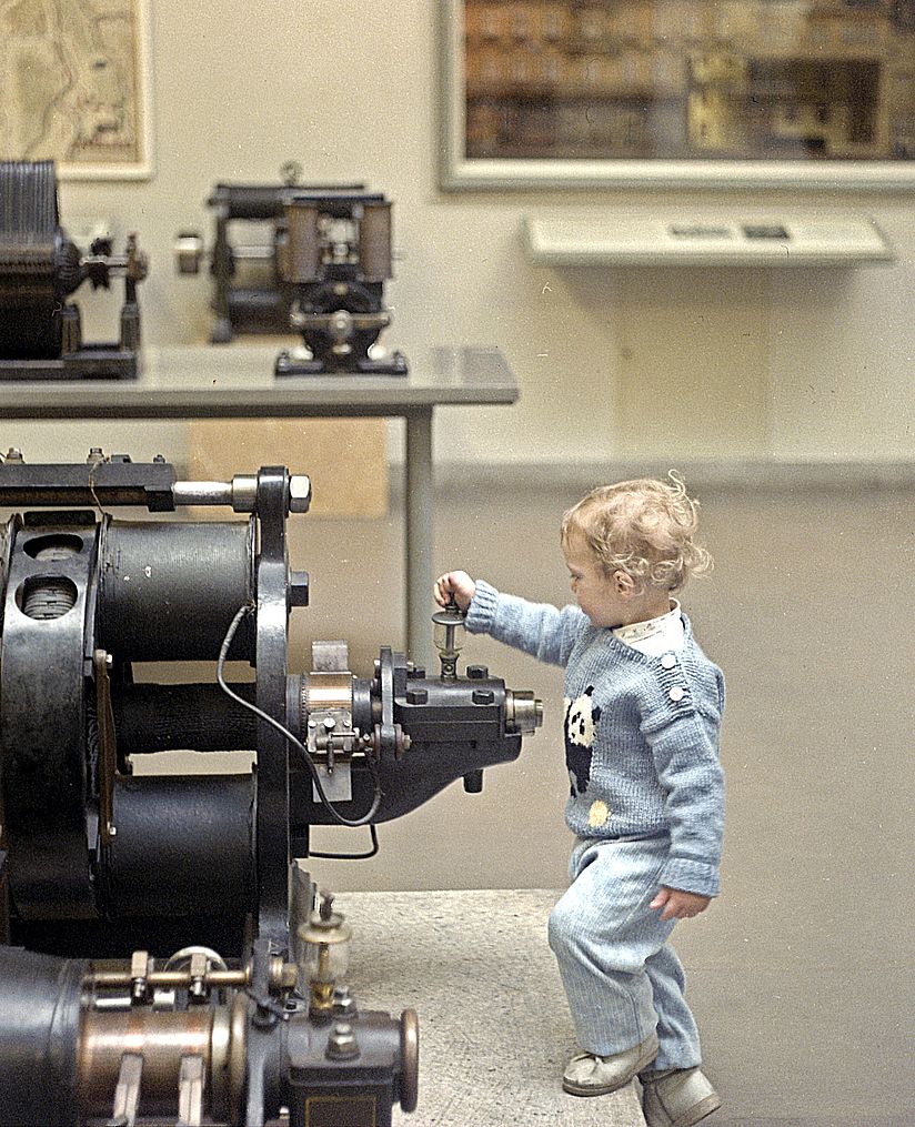 Enkel von Willi Müller-Basler als Kleinkind bedient Maschine bei Besuch im Deutschen Museum.