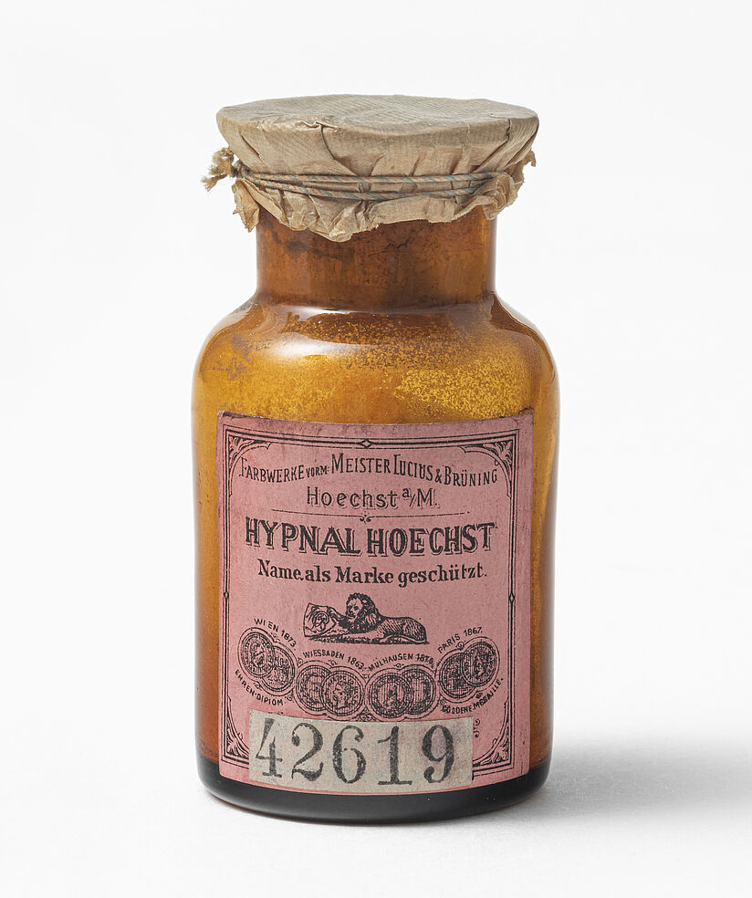 Braune Apothekerflasche mit Papier und Faden verschlossen. Hauptschriftzug auf dem Label: HYPNAL HOECHST