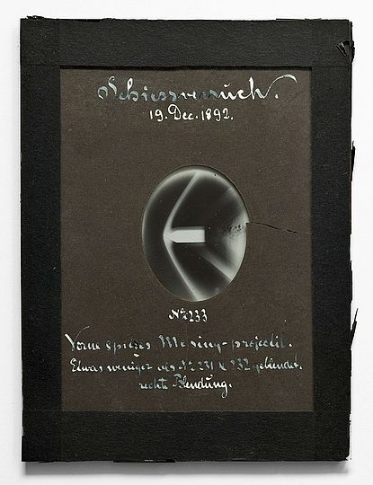 Erste Publikation Machs mit den frühesten Aufnahmen schnellfliegender Geschosse, 1886
Auszug aus einem Notizbuch Machs, 1877
Glasplatte des Schießversuchs vom 19. Dezember 1892
Heliogravüre, angefertigt von MCM, nach einer Fotografie von Th. B., datiert ca. 1900-1910.