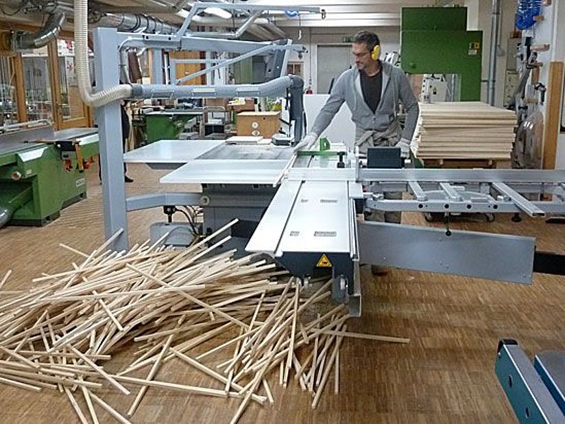 Peter Turba an der Säge.