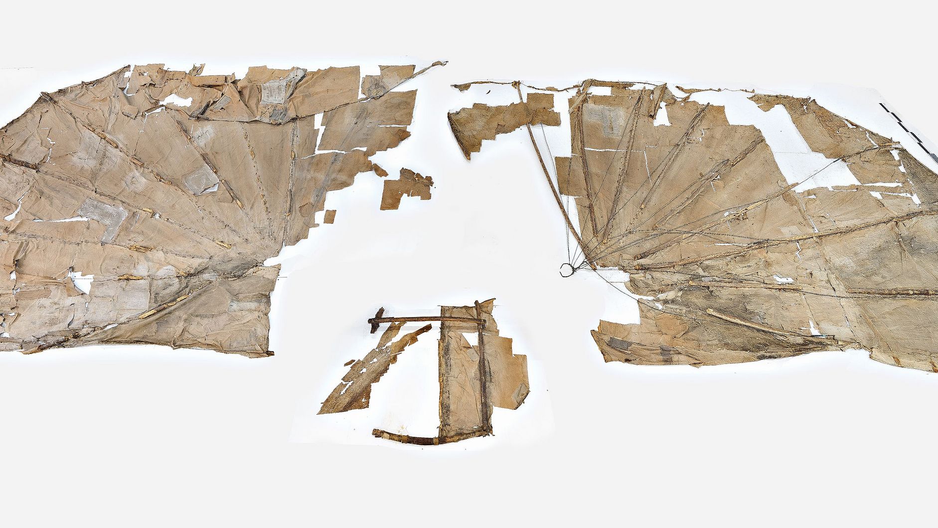 Original Normal-Segelapparat in Teilen zusammengesetzt.