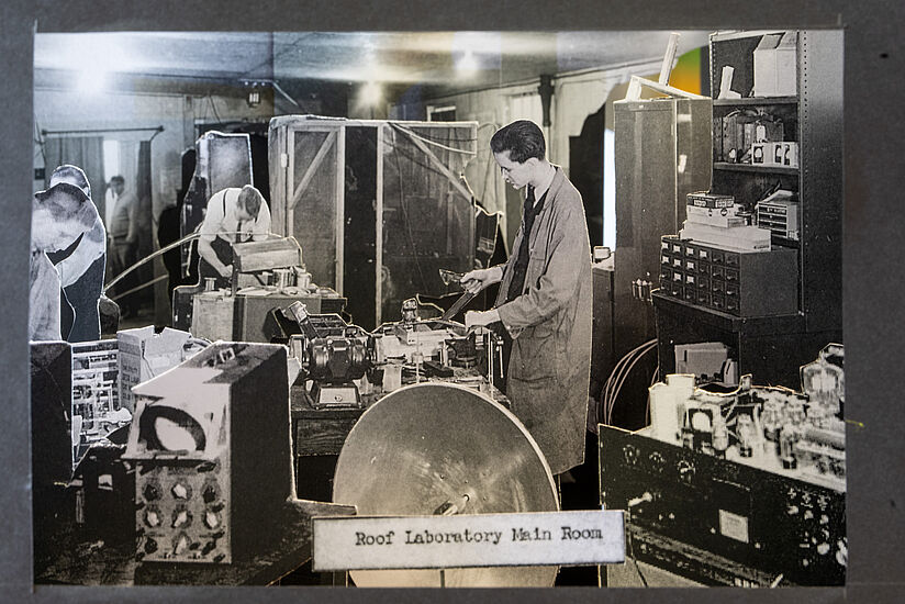 Verschiedenen Figuren und Instrumente sind collagenartig angeordnet. 