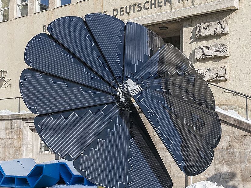 Smartflower im Museumshof.