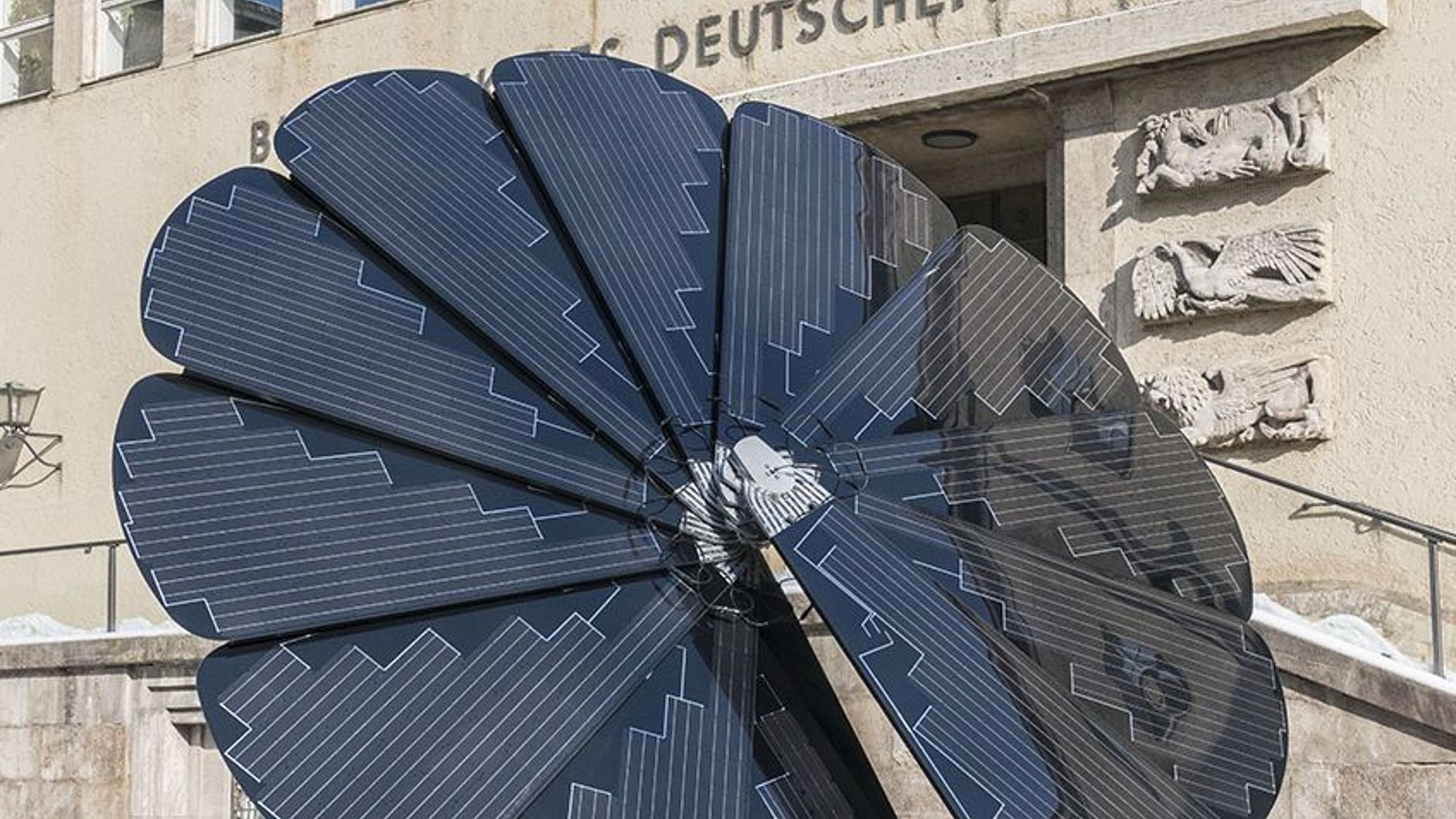 Smartflower im Museumshof.