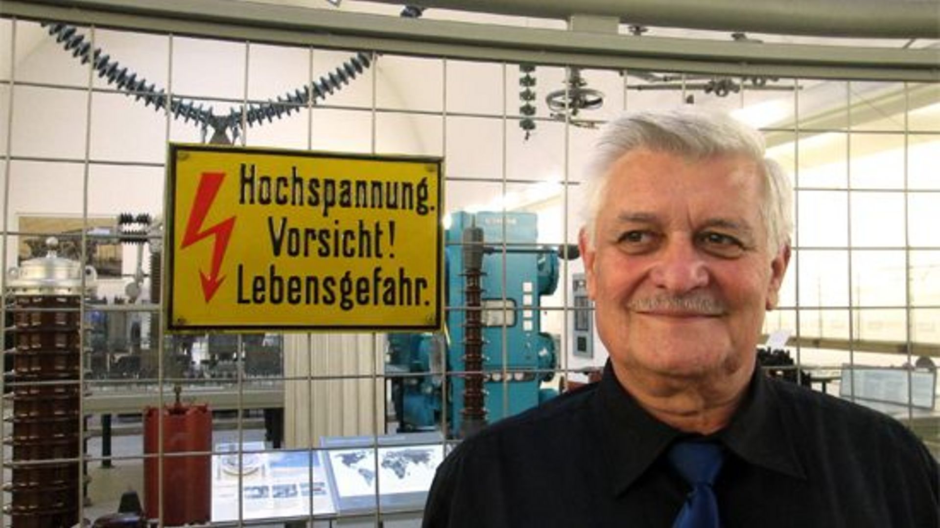 Werner Osterrieder vor der Hochspannungsanlage.