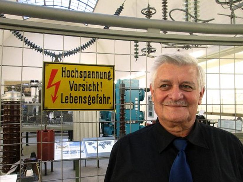 Werner Osterrieder vor der Hochspannungsanlage.