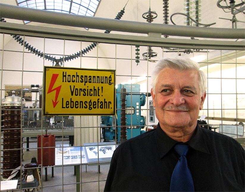 Werner Osterrieder vor der Hochspannungsanlage.