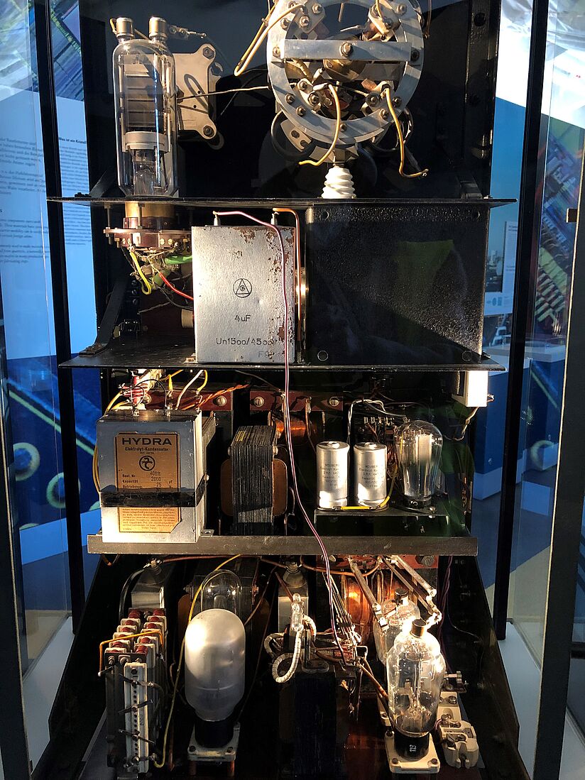 Innenleben des ersten Kurzwellen Amateurfunksenders am Deutschen Museum Inv.-Nr. 68789.