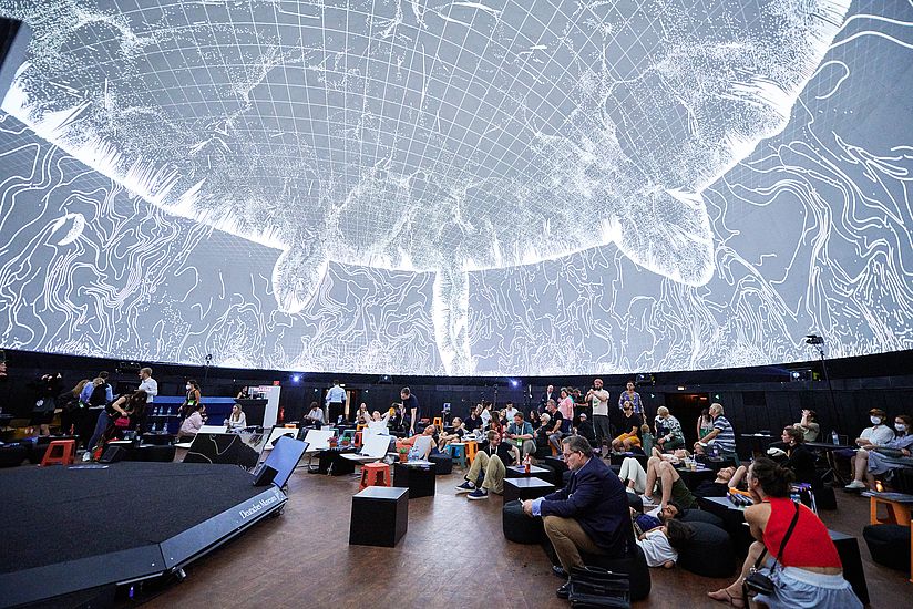 Besucherinnen und Besucher im Streaming Dome.