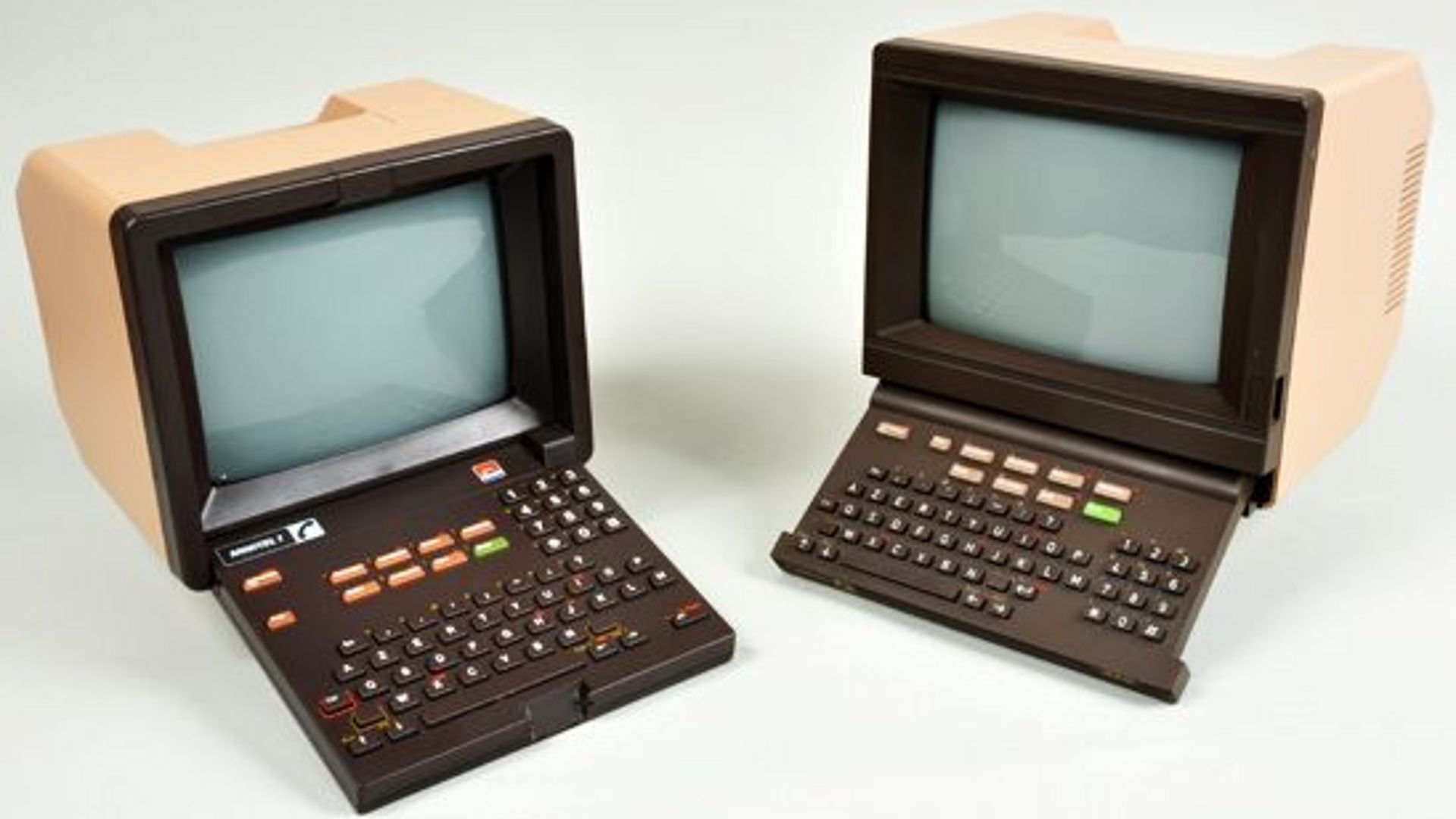 Zwei Geräte des französische Bildschirmdienst Minitel.