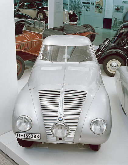 Frontalansicht des BMW Wendlers in der Autohalle des Deutschen Museums im Jahr 1986.