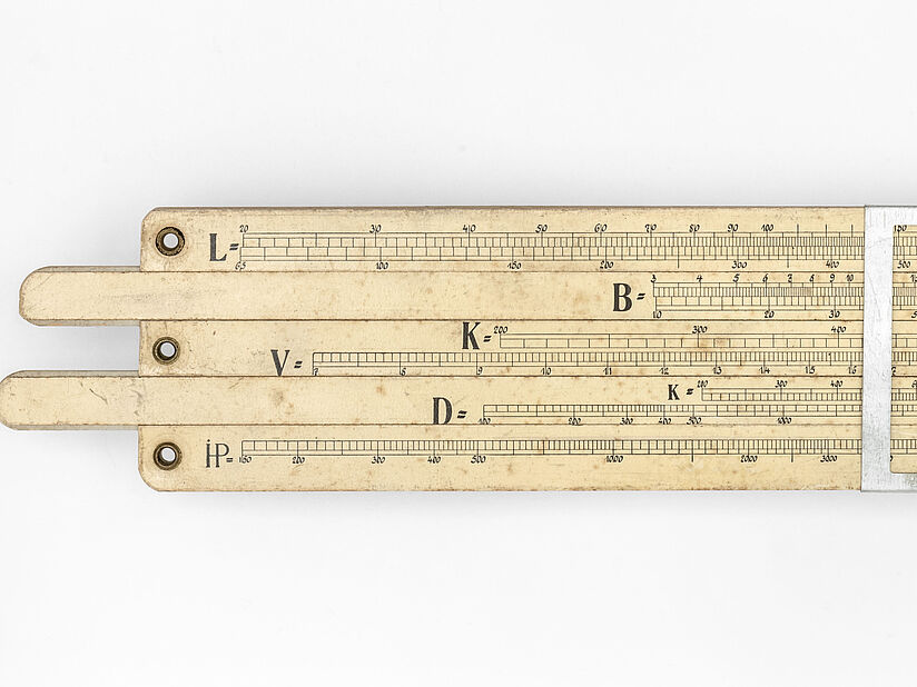 Flaches Schiebegerät mit 3 festen und 2 horizontal verschiebbaren Zeilen. Ein silbernes Fenster ist über alle Zeilen angebracht und horizontal verschiebbar.