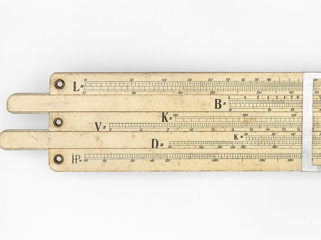 Flaches Schiebegerät mit 3 festen und 2 horizontal verschiebbaren Zeilen. Ein silbernes Fenster ist über alle Zeilen angebracht und horizontal verschiebbar.