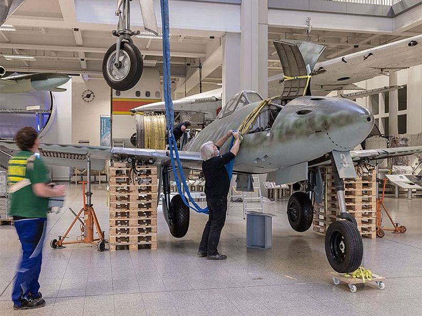 Me 262 wird zerlegt.