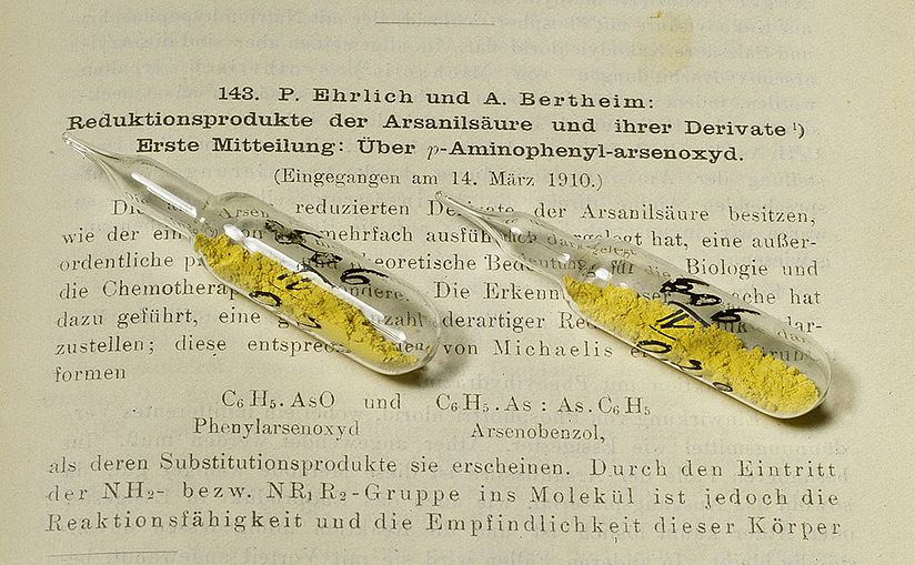 Zwei Ampullen mit der pullverigen Substanz 606.