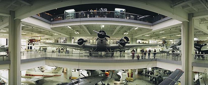 Tante Ju in der Ausstellungshalle.