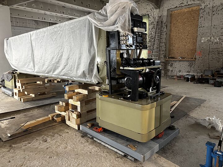 Der Gezeitenrechner steht auf einer Unterkonstruktion, ist teilweise mit einer weißen Plane verhüllt.