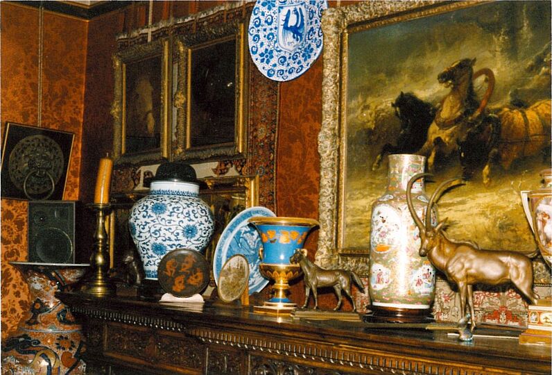 Foto: Blick in die Kunstsammlung Max Bühlers in seiner Pforzheimer Villa (1993).