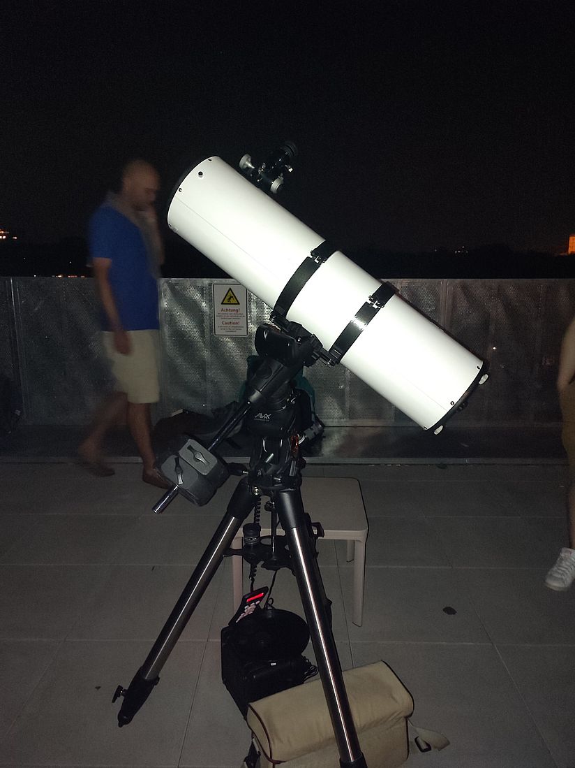 Teleskop auf Dachterrasse „Frau im Mond.