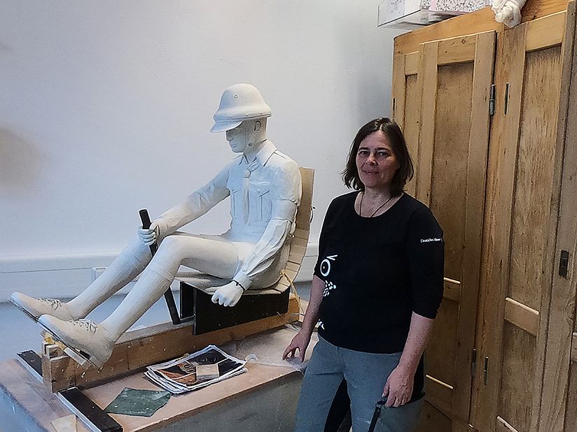 Sibylle Kobus mit der fertigen Figur.