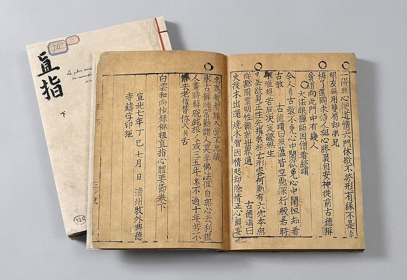 Zwei Bücher mit Schrifzeichen.