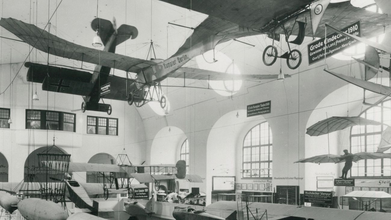 Blick in die 1925 eröffnete Luftfahrthalle des Deutschen Museums.