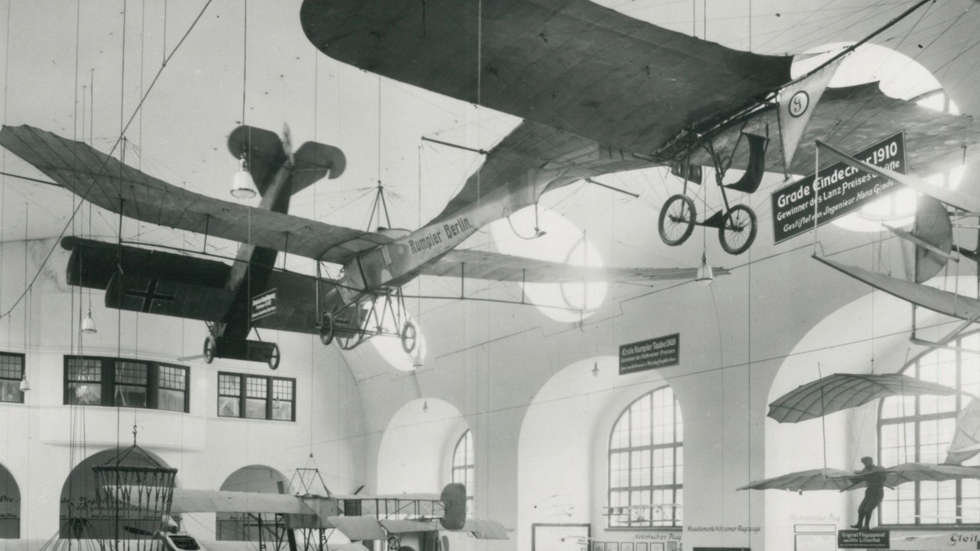 Blick in die 1925 eröffnete Luftfahrthalle des Deutschen Museums.