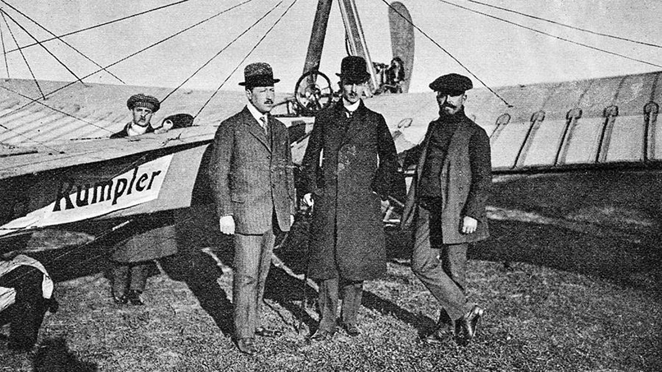 Alte Fotografie. Edmund Rumpler (links), Igo Etrich (mittig) und Karl Illner (rechts) vor der Etrich-Rumpler Taube um 1910.