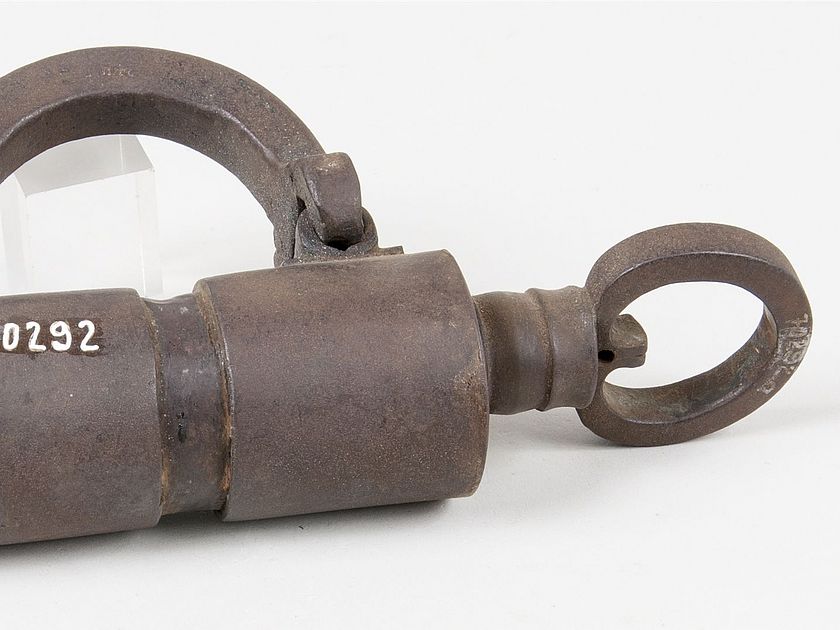 Russisches Vorhängeschloss mit Einschraubschlüssel.